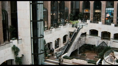 Screenshot [16] zum Film Tod kommt zweimal, Der