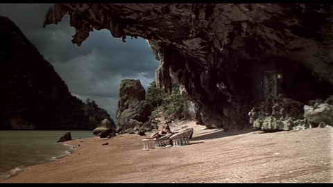 Screenshot [01] zum Film James Bond - Der Mann mit dem goldenen Colt